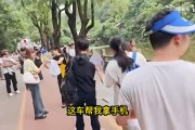 六神猴子！猴王Doinb模仿猴子被抓破胳膊后直道歉
