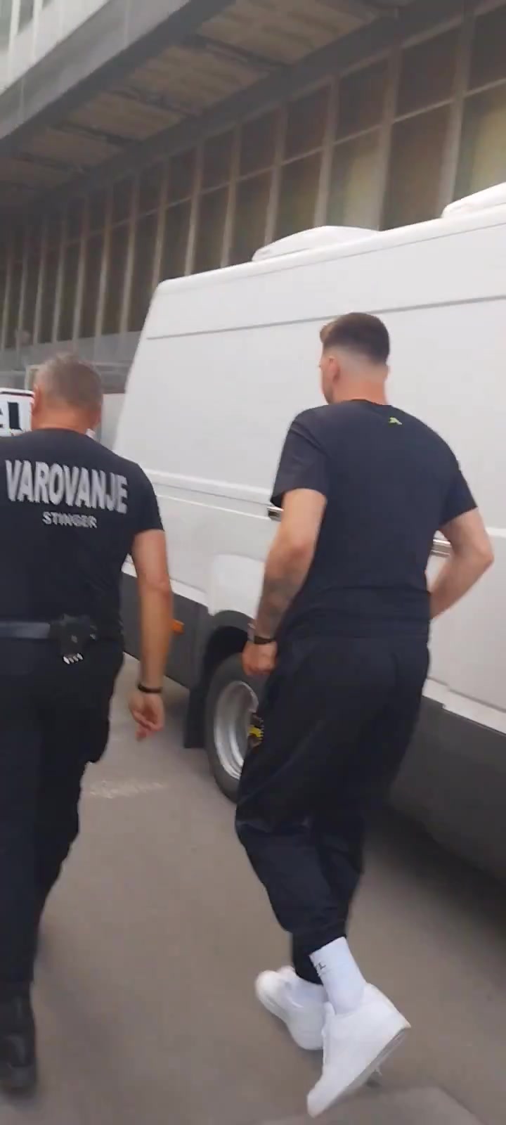 ?️持续追踪！东契奇最新街拍 这背影看着应该真的瘦了吧?